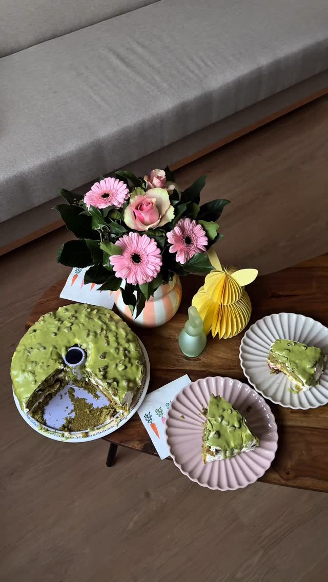 Instagram post by @blondminh for Tchibo. Caption reads: Strawberry Matcha Torte mit einer Weißen....