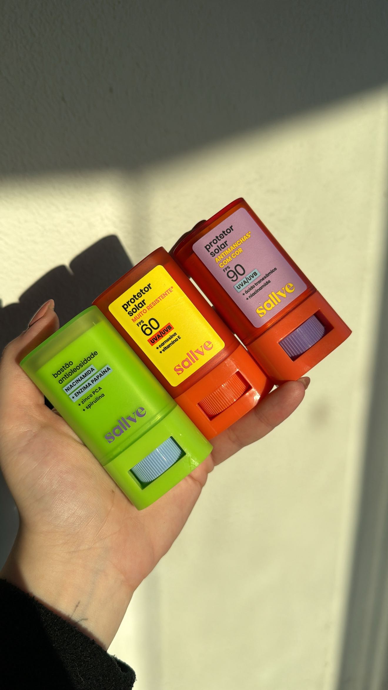 Instagram post by @abcdapele for sallve. Caption reads: [...] esses três produtos em bastão da @sallve que....