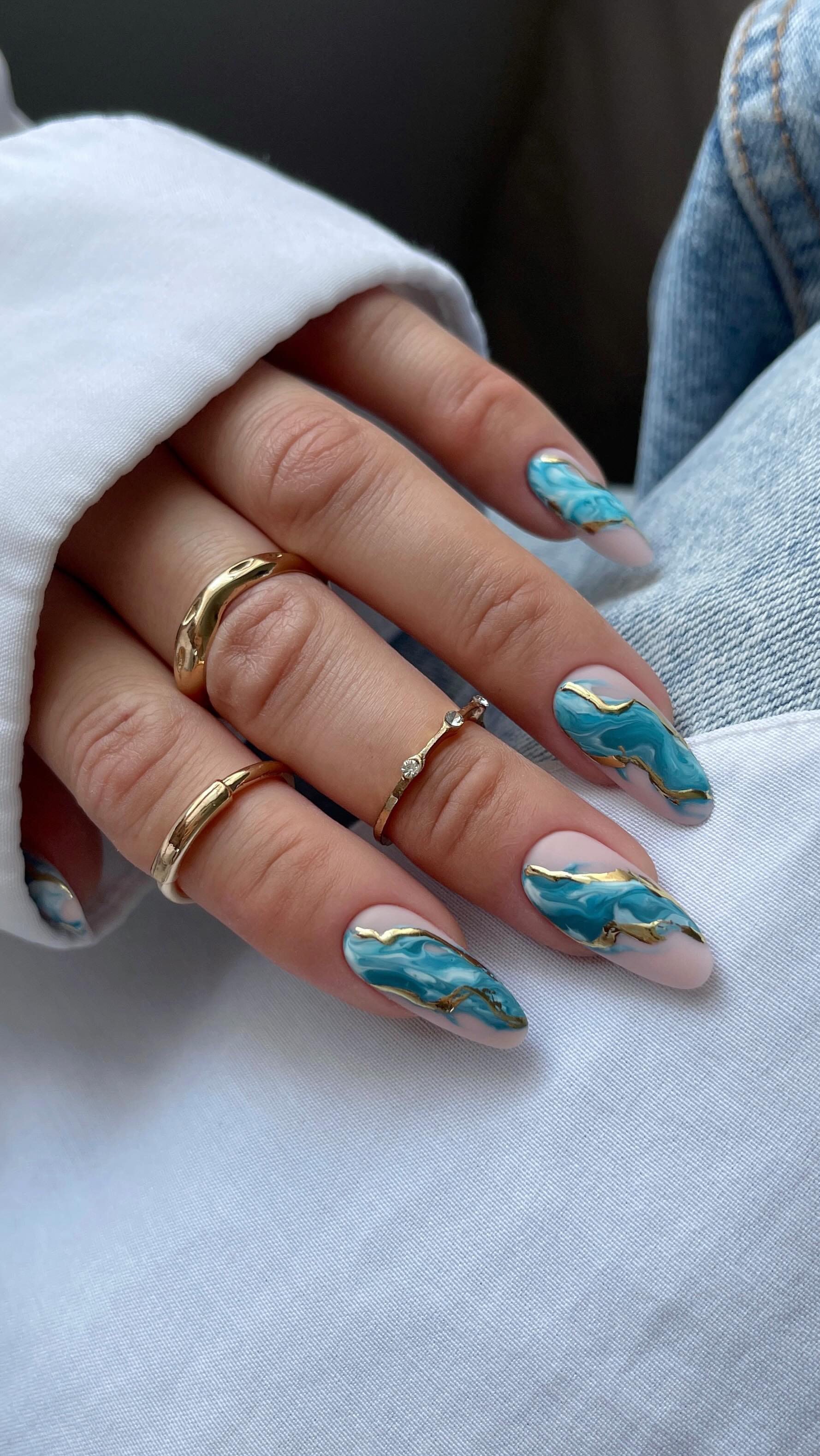 Instagram post by @amanda.sudolll for Semilac. Caption reads: Marmur z kolorem Formentera od @semilac 😍💙✨

Hot....