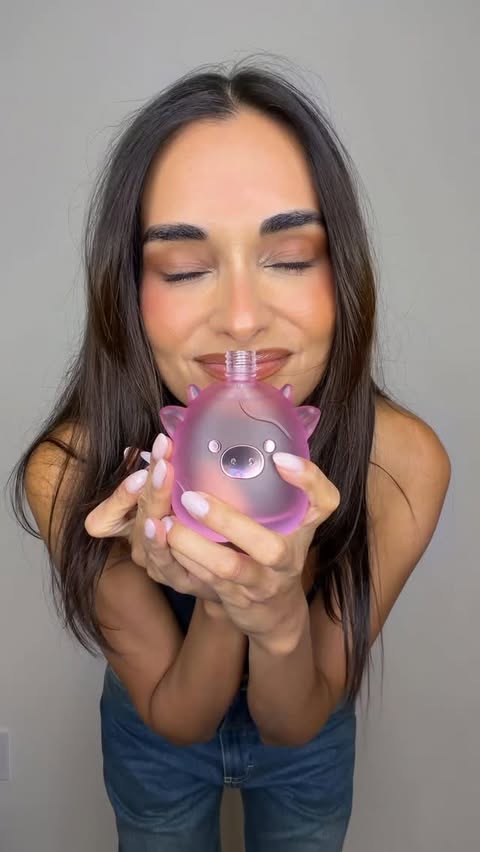 Instagram post by @giizeleoliveira for Squishmallows. Caption reads: @squishmallowsfragrances unboxing 💞 

#unboxing....