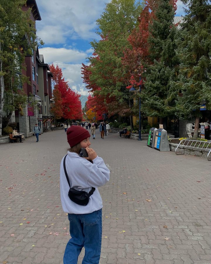 Instagram post by @behrens.olivia for KaseMe. Caption reads: [...] of the year🍁💛🍂 #billieclearcase #MyKaseMe....