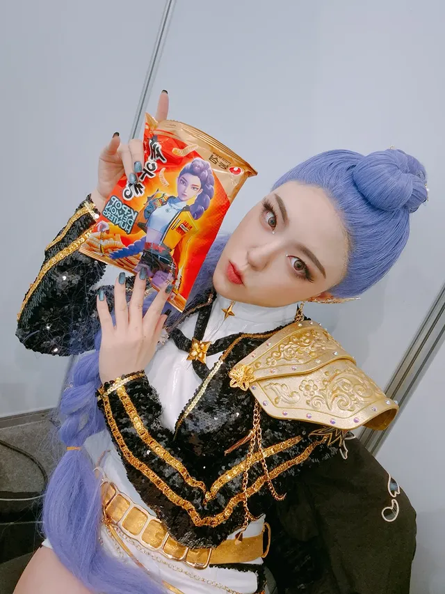 Instagram post by @cumoku for Eyecandys. Caption reads: [...] +I used Doe Golden brown lens in....