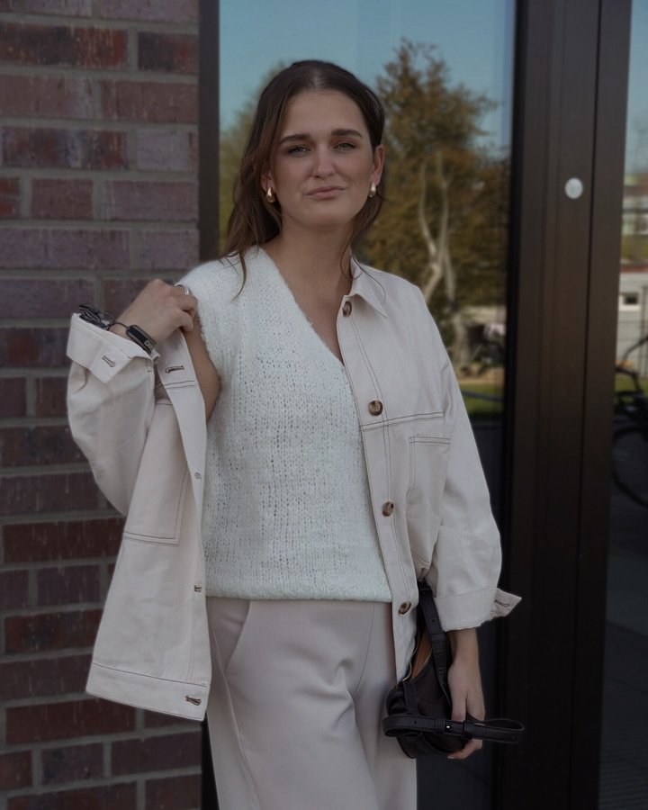 Instagram post by @mandy.kr for SASSYCLASSY. Caption reads: In my beige era 🍨 @sassyclassy 

#ad.