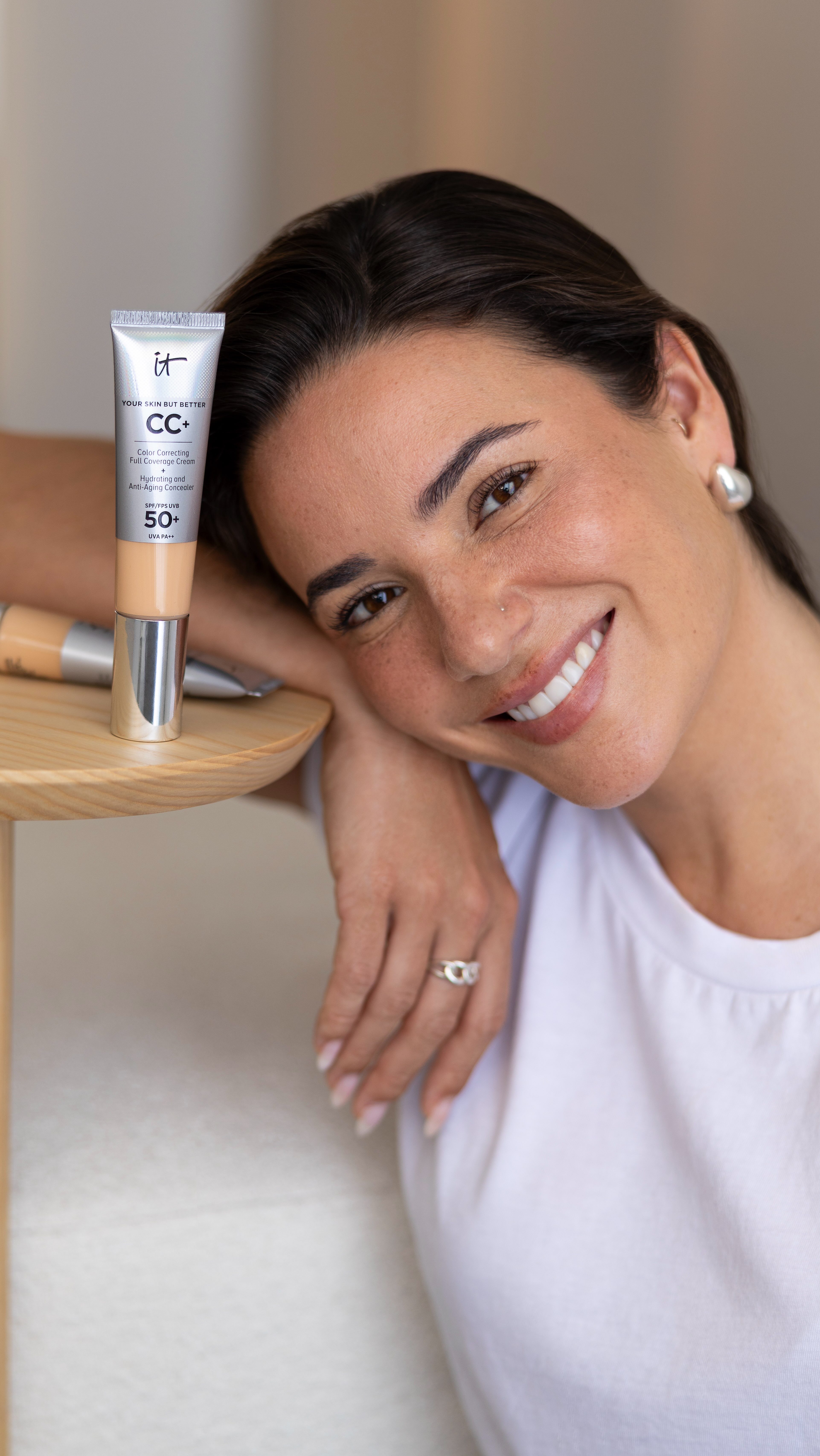 Instagram post by @dra_rafaelasacadura for IT Cosmetics. Caption reads: Sou muito exigente com o que aplico na minha pele....