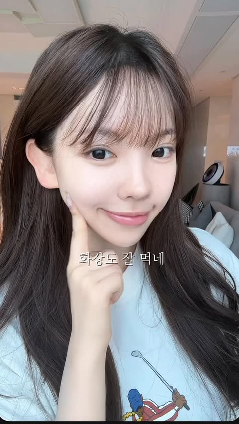 Instagram post by @lomeow for Da Effect. Caption reads: #ad @da.effect_official 요즘 자꾸 손이 가는 이 선크림 🤍 양조절....