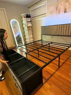 TikTok post by @harlysoto for Raybee Furniture US. Caption reads: #cama #camamoderna @Raybee Furniture US.