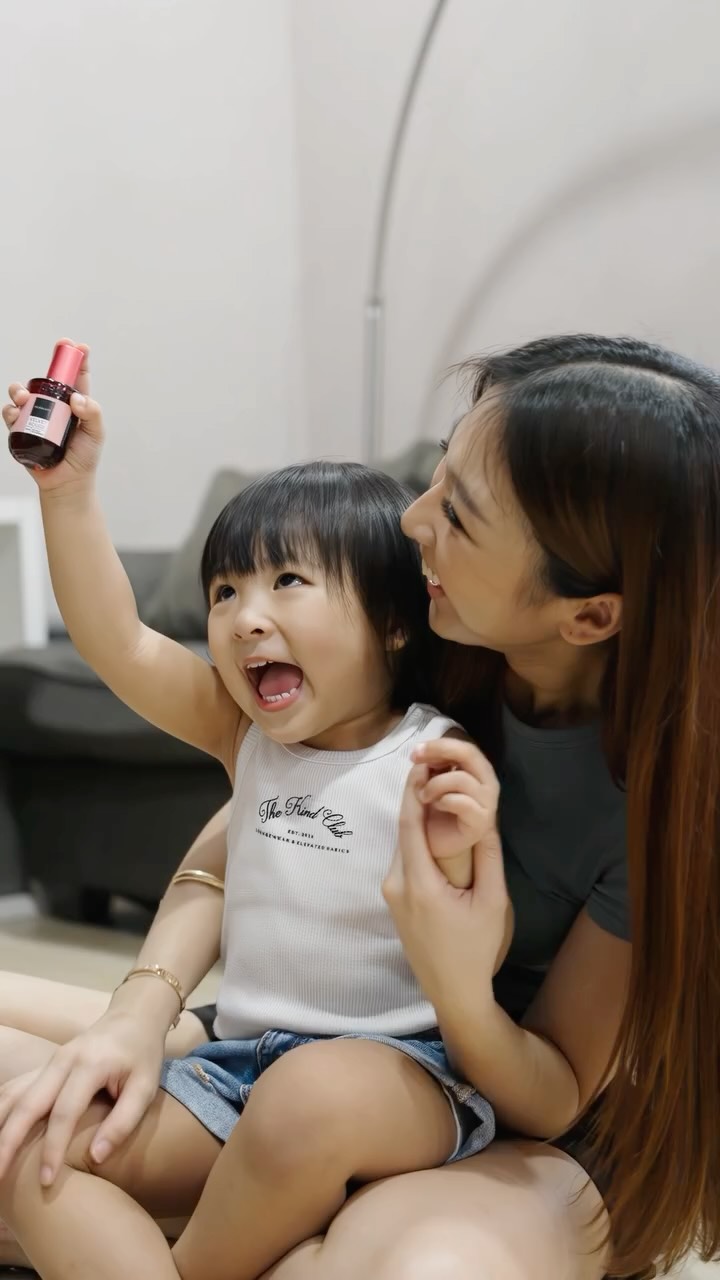 Instagram post by @vivicen for Scarlett Whitening. Caption reads: Me, daughter, and a dash of Scarlett’s magic....