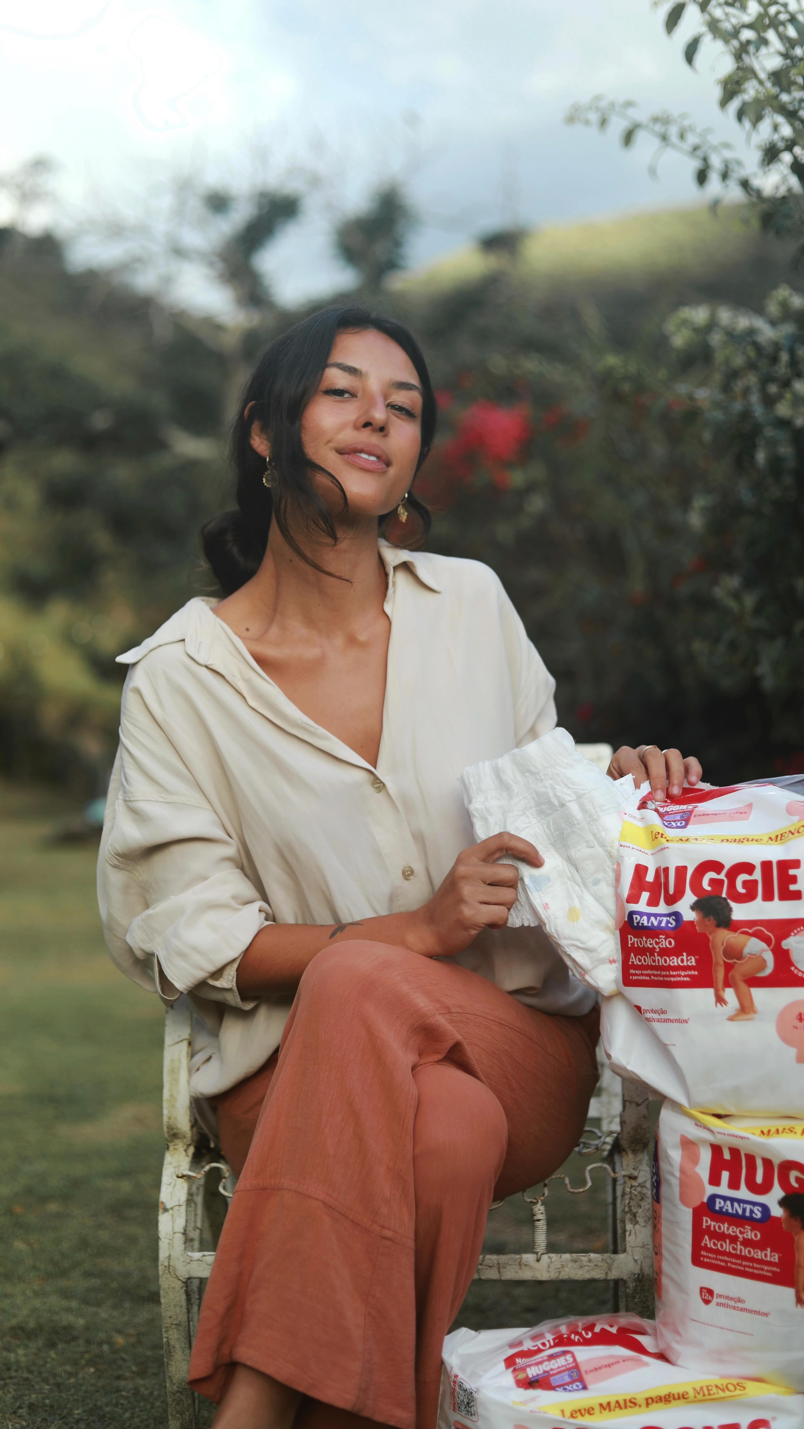 Instagram post by @yannalavigne for Huggies. Caption reads: Aqui, a infância é livre.
Tem chão de terra, tem....