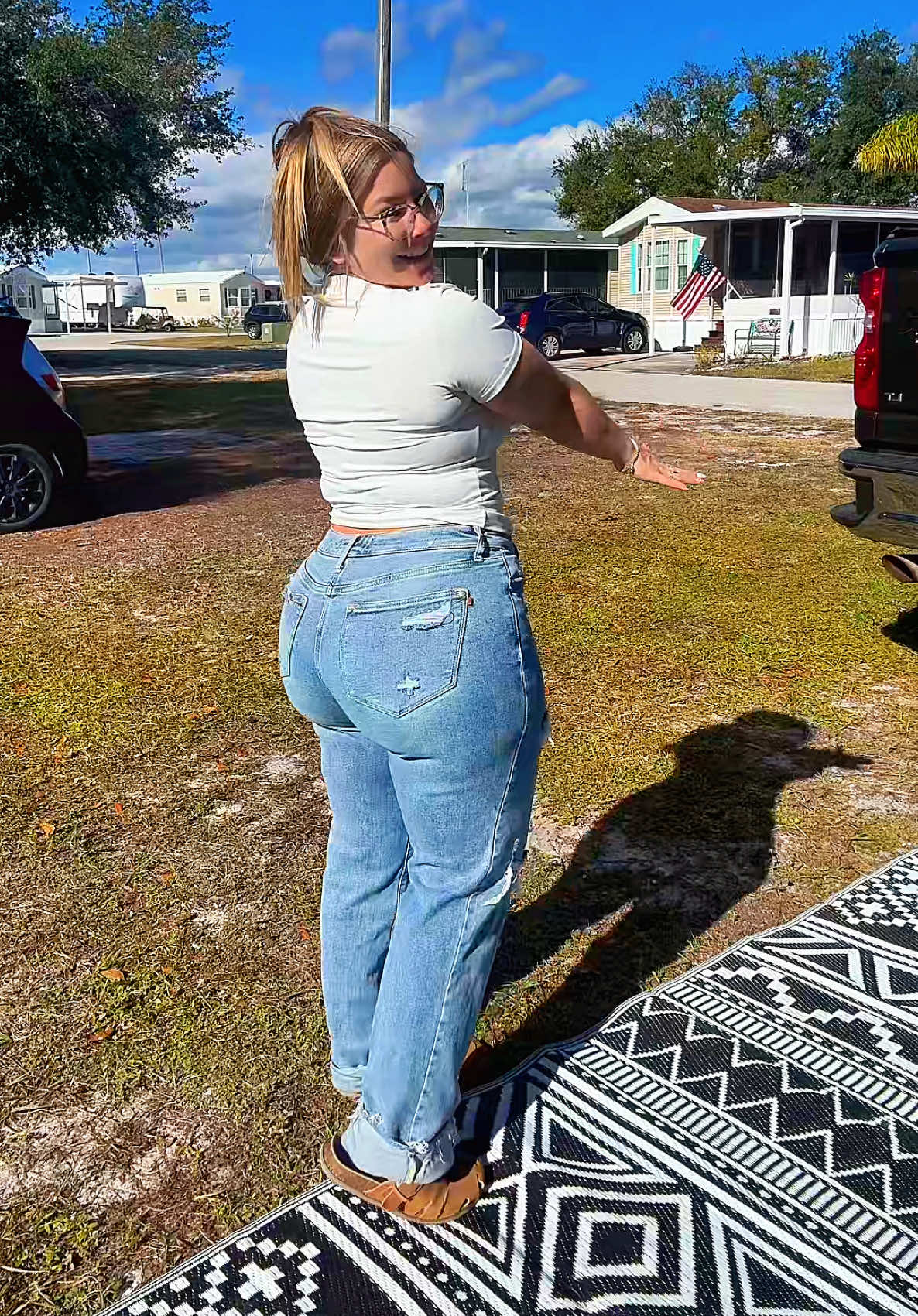 TikTok post by @maritza_travelmama for Glamour Modern Fashion. Caption reads: [...] #judybluedenim #curvyfashion @Glamour Modern....