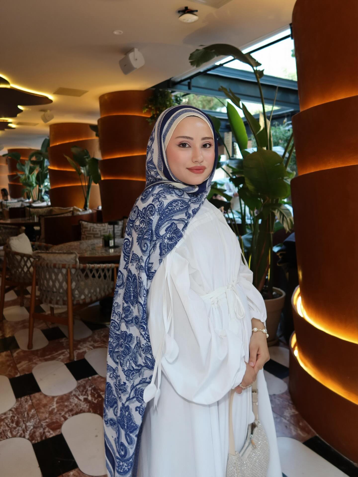 Instagram post by @bilgeatl for Ipekyol. Caption reads: gül beyaz gül 🤍

#reklam.