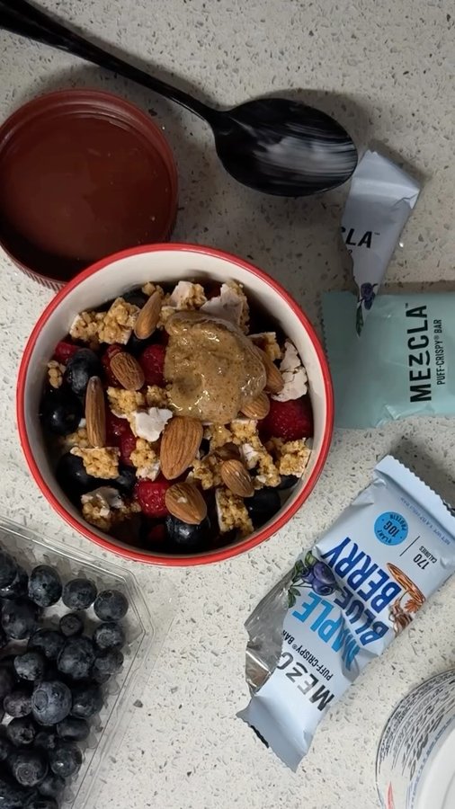 Instagram post by @ashloho for Mezcla. Caption reads: Let me fix ya something 😋 packed with protein and....