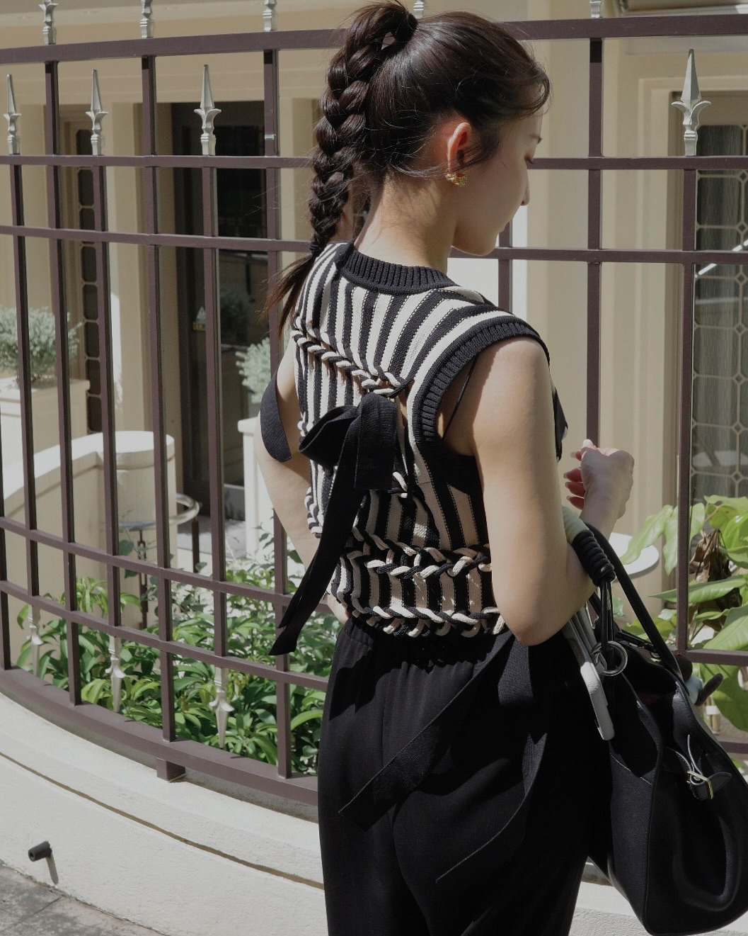 Instagram post by @yuumikono125 for LEINWANDE. Caption reads: ねじねじパンみたいな髪に、
ねじねじニットベストだった日🖤笑

....