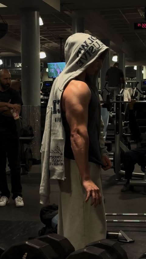 Instagram post by @walkerjbryant for boohooMAN. Caption reads: late lift tonight.

all gear @boohoomanofficial....