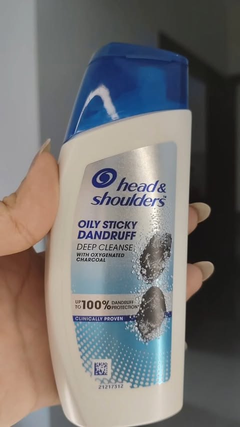 Instagram post by @akkanssha.r for P&G. Caption reads: [...] #HeadShouldersContest #pgcareers.