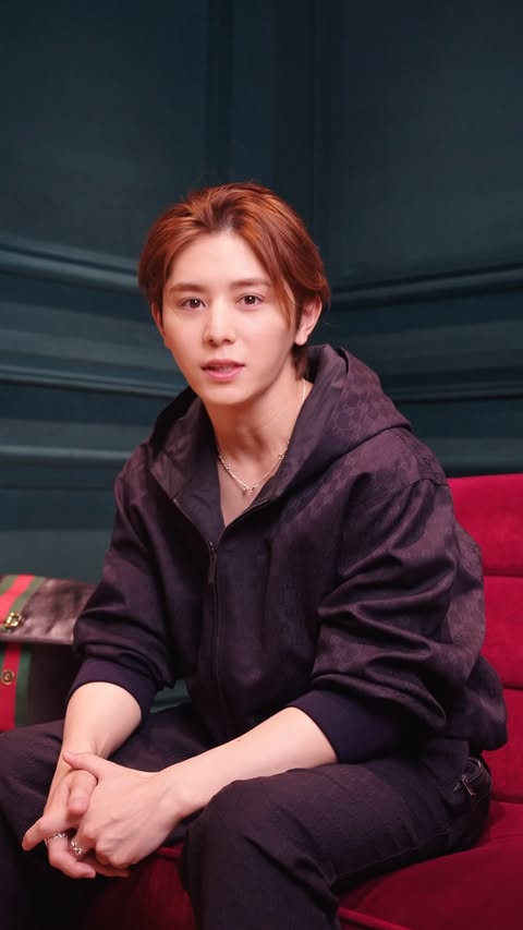 Instagram post by @ryosuke_yamada059 for GUCCI. Caption reads: [...] in my bag👜✨ ⁡ 今日は僕のバッグの中身を紹介します！ ⁡ @gucci ⁡....
