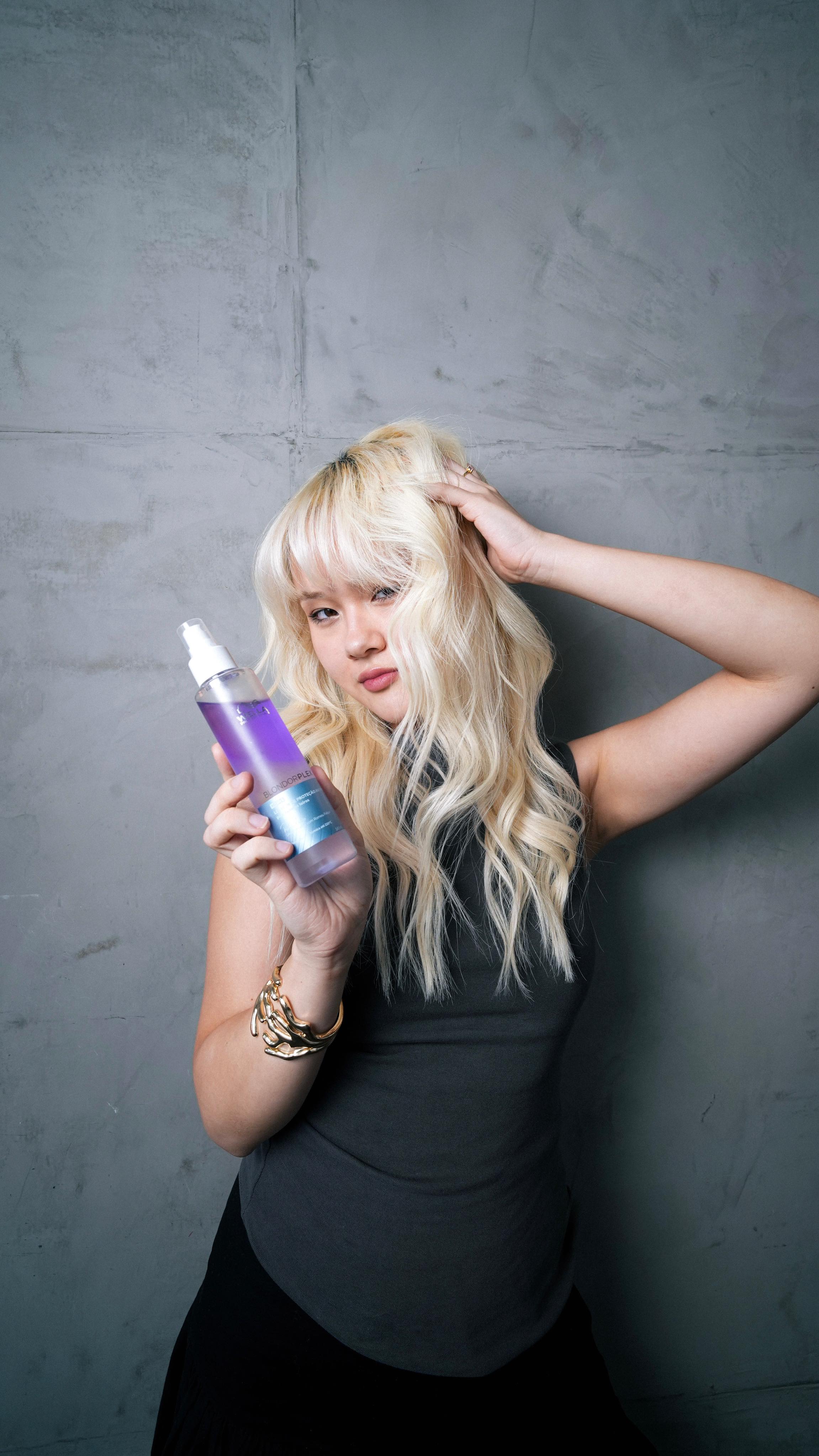 Instagram post by @lorilua for Wella Professionals Chile. Caption reads: Se você é loira ou faz descoloração, já sabe: o....