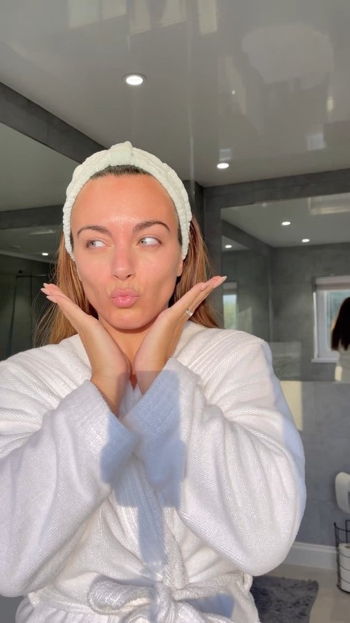 Instagram post by @rachaelcasey for Skinny Tan. Caption reads: Like what is this weather please? And I HATE to go....