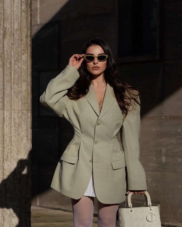 Instagram post by an influencer for Erdluxe. Caption reads: [...] Girl 💝 Anzeige Blazer Dress| @erdluxe -20%....