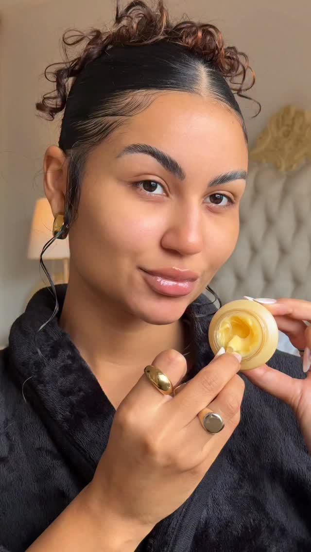 Instagram post by @beatrizlobbo for Gisou. Caption reads: skincare de hoje 💛🍯🍦🧈✨

🔍Tem review de todos....