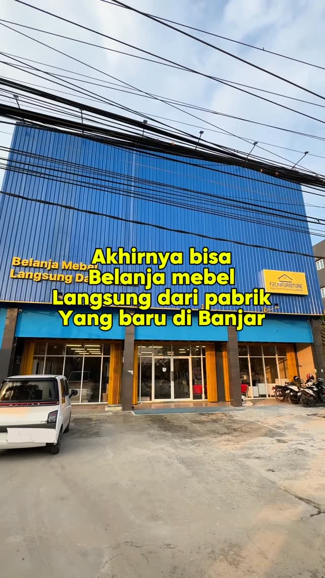 Instagram post by @banjarmasinfood for F2C Furniture. Caption reads: AKHIRNYA KESAMPAIN KESINI YANG GEDUNGNYA BIRU BIRU....