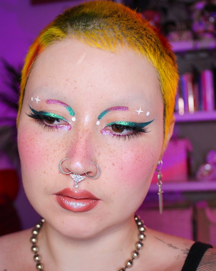 Instagram post by an influencer for Glisten Cosmetics. Caption reads: I need all the sparkle✨ - Using Received In PR-*....