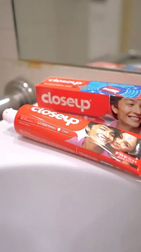 Instagram post by @donny for Closeup. Caption reads: [...] that’s ready anytime, anywhere. With Closeup....