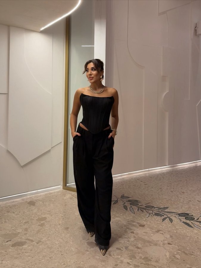 Instagram post by @nursaruhannn for Koton. Caption reads: 🤍 #reklam

Korse : @roxelliacasual
Siyah palazzo....