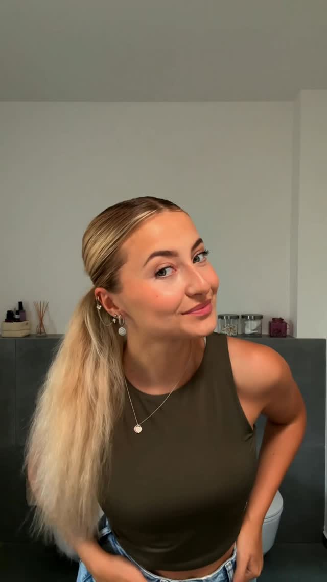Instagram post by @jullobrien for Schwarzkopf. Caption reads: Bad hair day vyřešen & 10 minutový arms workout....