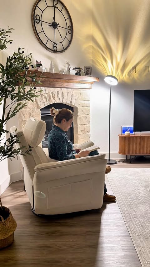 Instagram post by @2bebek1damla for Govee. Caption reads: A warm glow can change everything. The Govee....