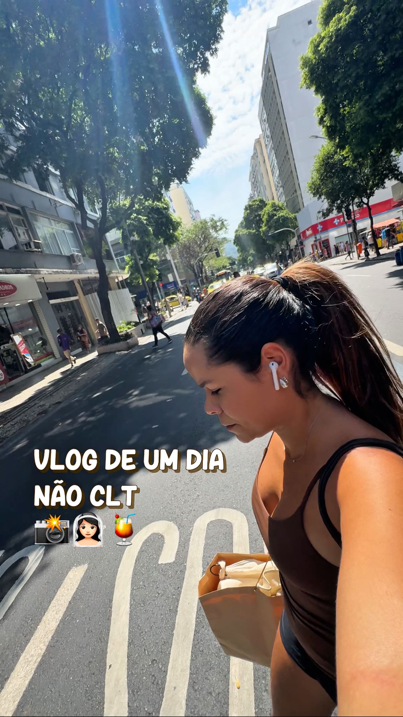 Instagram post by @carolcovinhas for Insider Store. Caption reads: março é incrível porque, além do meu aniversário,....