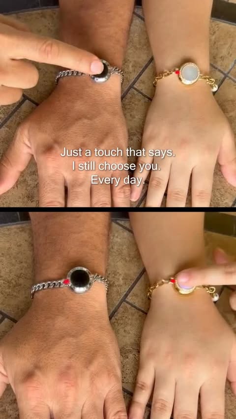 Instagram post by @sinem.inwonderland for totwoo Smart Jewelry. Caption reads: [...] #soulmateconnection #couplegoals....