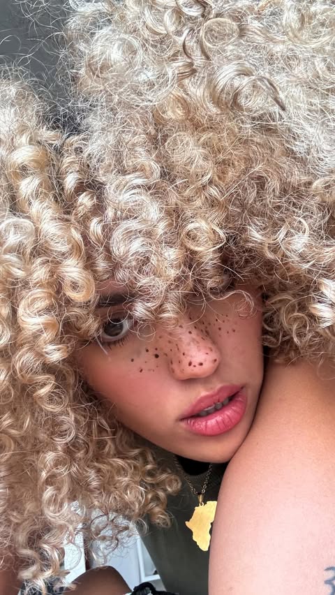 Instagram post by @souhaila_jaeger for NEQI. Caption reads: [...] to watch them back💛 Products used....