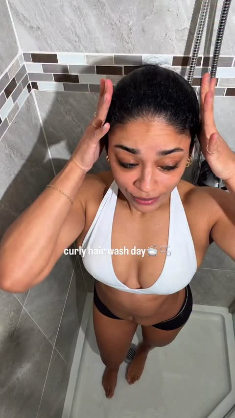 Instagram post by @jasmeannnn for Pantene. Caption reads: Curl Check✨ My curly hair wash day routine🫧....