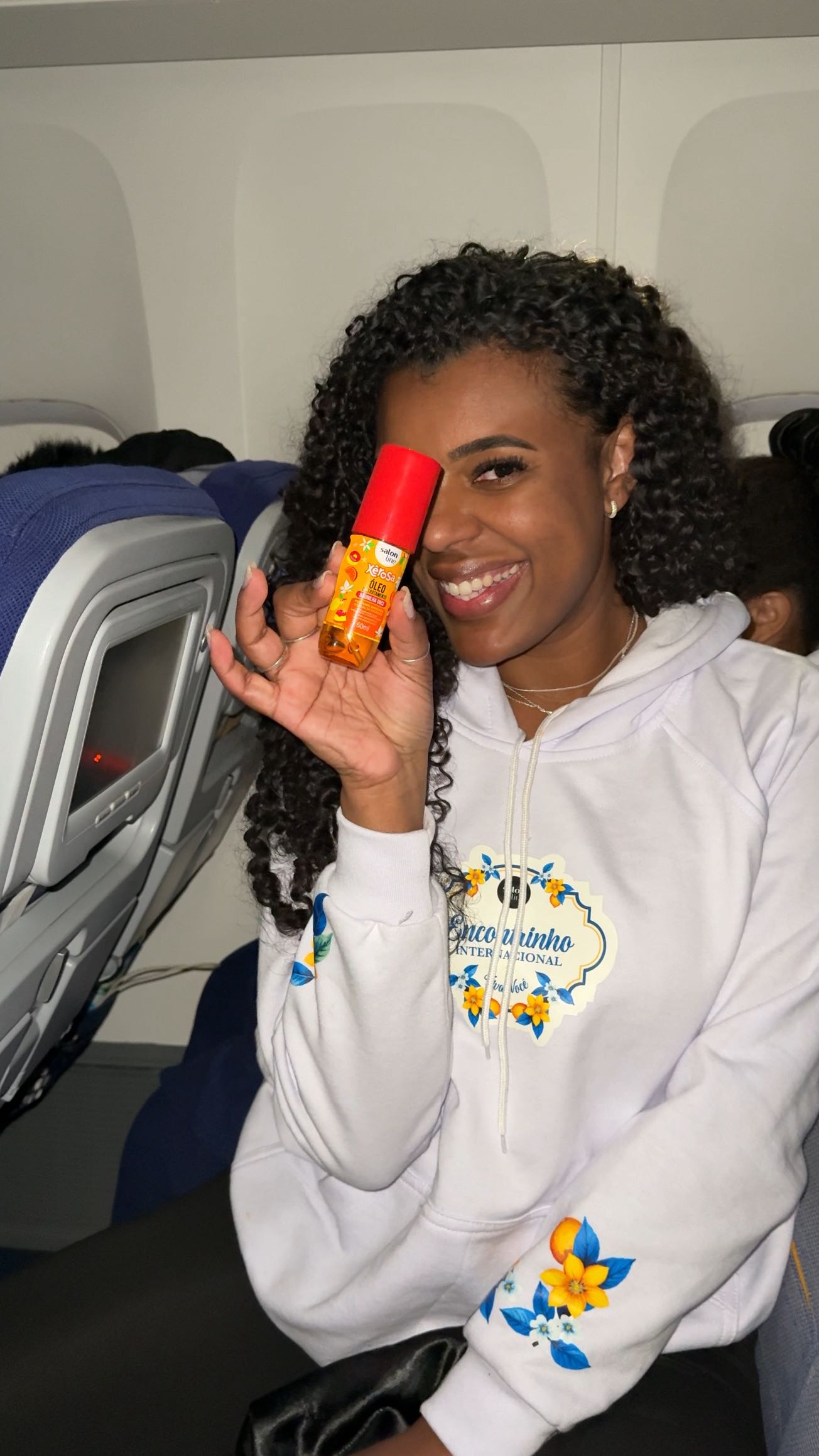 Instagram post by @eu.thaisfernandes for #todecacho. Caption reads: 💆🏽‍♀️✈️

O cabelo perfeito e Xêroso demais....