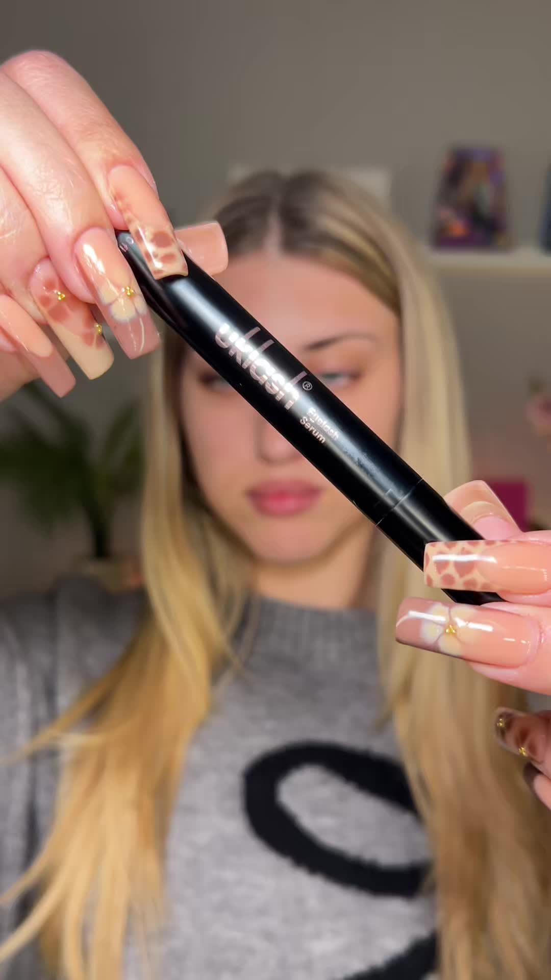 TikTok post by @chuusi for UKLASH. Caption reads: Black Friday Uklash🤍 Con mi código de descuento....