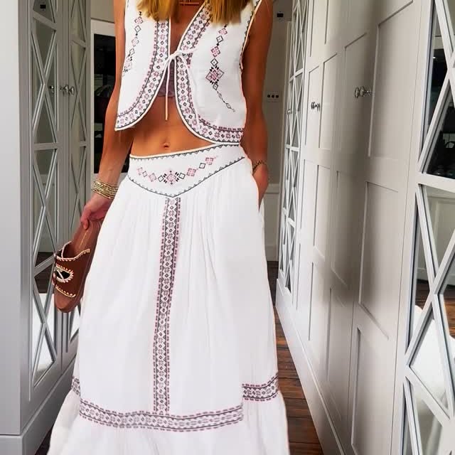 Instagram post by @ladyofthemanor77 for THREADBARE. Caption reads: [...] 
These gorgeous pieces are current....