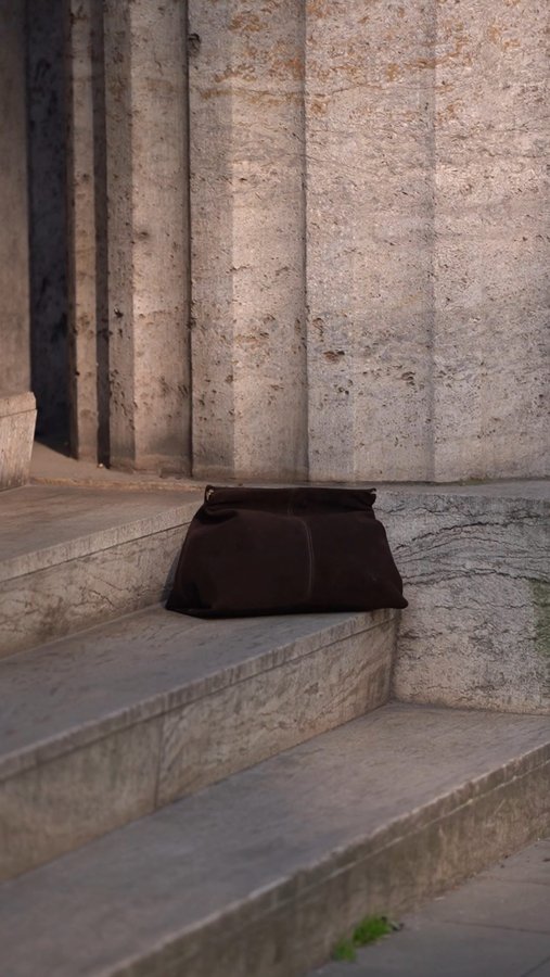 Instagram post by @yasminefits for Flattered. Caption reads: @flattered everywhere I go | Anzeige
📷 [...].