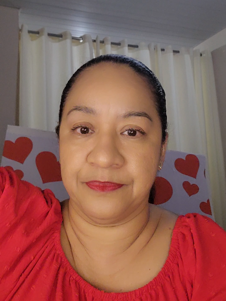 TikTok post by @mariadejesus.shop for Aura Beauty Club. Caption reads: [...] aura beaty triangologia das deusas @Aura....