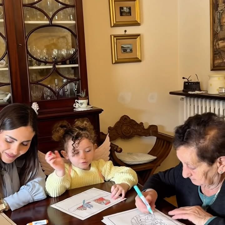 Instagram post by @ab_ambra for Crayola. Caption reads: Chi ha capito cosa ci ha detto NONNA?
Direi....