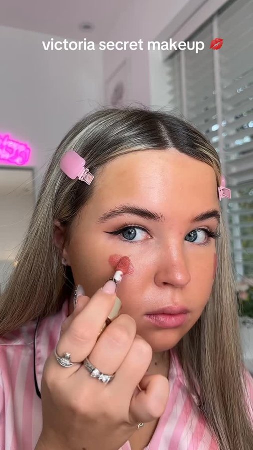 Instagram post by @makeupizzyy for NAKED SUNDAYS. Caption reads: victoria secret angel makeup 👼🏻💋
-
i didn’t....