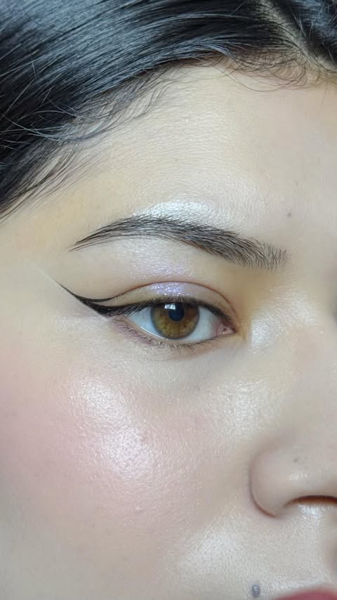 Instagram post by @makeupteca for Flower Knows. Caption reads: [...] ✨💭 Usé el delineador de @flowerknows_global....