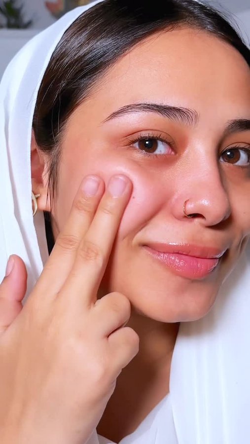 Instagram post by @saba_ki_suno for HK Vitals. Caption reads: Bhai winter aa hi rahe hain… aur skin ki asli....