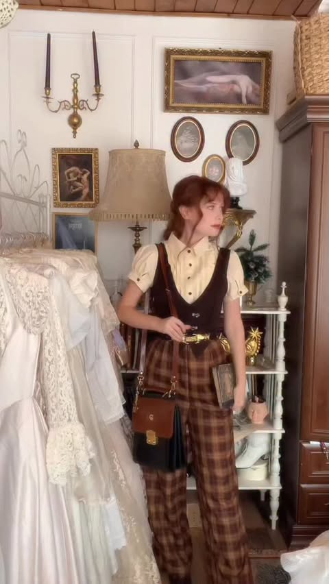 Instagram post by @everlinet for Retro Stage. Caption reads: [...] a dark academia outfit 1,2,3?🌛

from....