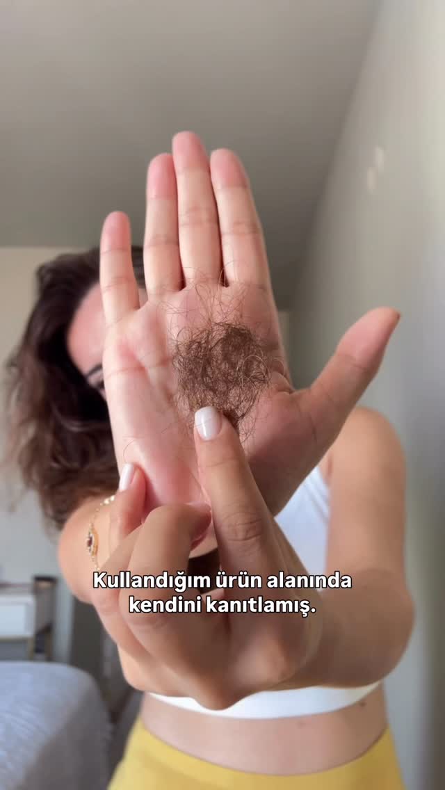 Instagram post by @ilcinesra for Vichy USA. Caption reads: Saç dökülmem için bütün tuşlara bastım ve ilk....