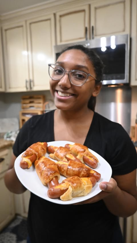 Instagram post by @luanacmoss for Johnsonville. Caption reads: [...] with a twist 🤯🌭🥤 I used **Johnsonville Dr....