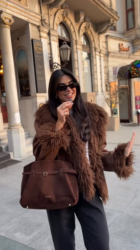 Instagram post by @selennergiz for UNIQLO. Caption reads: [...] 

Jacket and boots @zara 
T shirt @uniqlo....