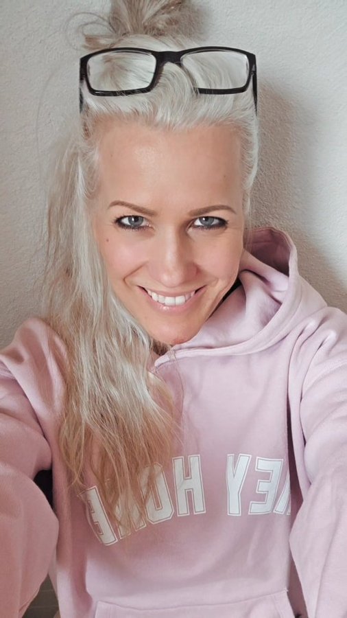 Instagram post by @kristin.atzeni for Hey Honey. Caption reads: Hello @heyhoneyyoga 💕 thank you for the new "PINK....