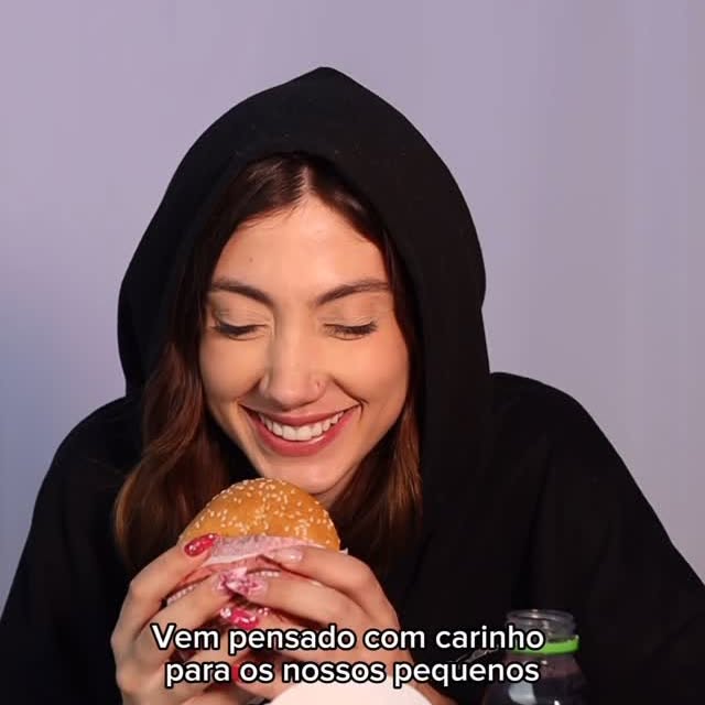 Instagram post by @julialeixoc for BURGER KING. Caption reads: O novo combo King Jr. chegou com brinquedos....