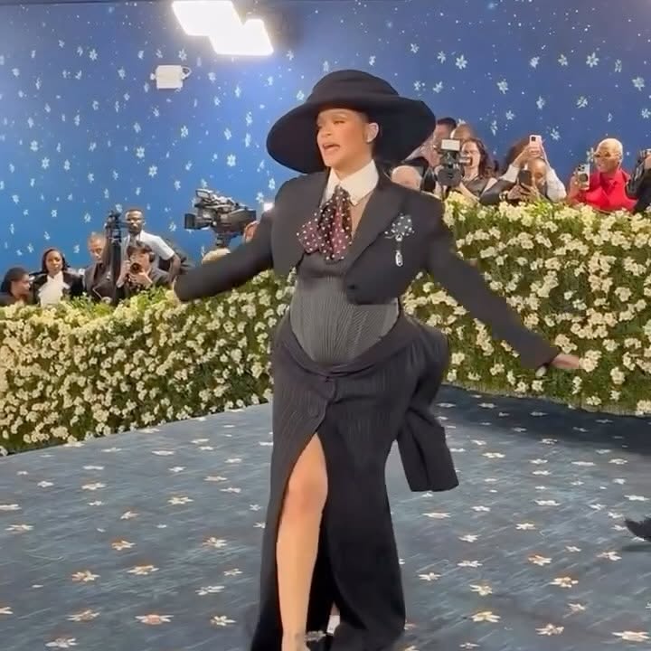 Instagram post by @rollingstonebrasil for Marc Jacobs. Caption reads: Grávida, Rihanna (@badgalriri) usa @marcjacobs no....