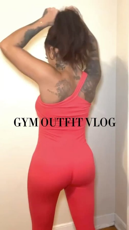 Instagram post by @de_strawberry for Boujee Hippie. Caption reads: [...] STRAWBBERY for a discount! 🛍️✨....